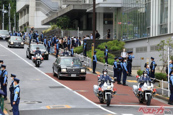 新潟県警察の警察官らが警戒を行う中粛々と走行する安倍元総理の車列。白バイの警察官は儀礼用の制服を着用する