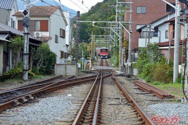 入生田～箱根湯本間に今も残る3線区間。車庫へ出入りする登山線の電車のみ外側の幅広線路を使っている。ポイント部分の構造がおもしろい。写真の電車は小田急の電車なので内側を走っている