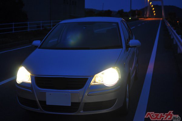 秋の夜長にチェックしておきたい ヘッドライトが暗くなってしまう原因と対処法 自動車情報誌 ベストカー 秋の夜長にチェックしておきたい ヘッドライトが暗くなってしまう原因と対処法 自動車情報誌 ベストカー