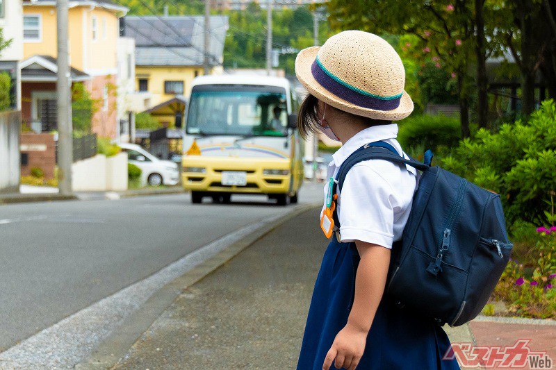 なぜ幼稚園バスの後席にはシートベルトが義務化されていないのか?