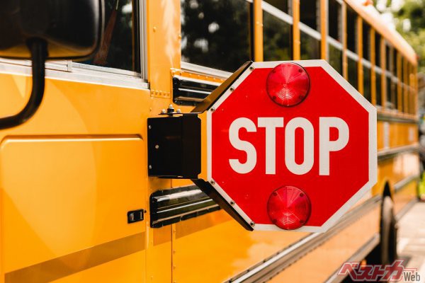 海外のスクールバス。子供たちが乗り降りする際は、「STOPサイン」が赤く点灯、その間は後続車や対向車も停車して待たなければならない。守らなければスクールバスの運転手が警察へ通報できるそうだ