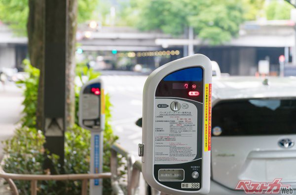 パーキングメーターは車両を感知して駐車している時間を自動で測定するため、駐車枠ごとに機械が設置されている（oka＠Adobe Stock）