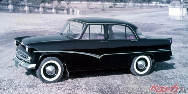 1957年に登場した初代スカイライン。プリンス自動車工業製の「プリンス スカイライン」として誕生した