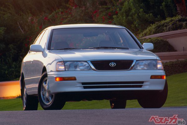 1995年に北米市場に登場したトヨタ アバロン。グローバルモデルとしてのクラウンはこのアバロンの後継としても位置づけられる