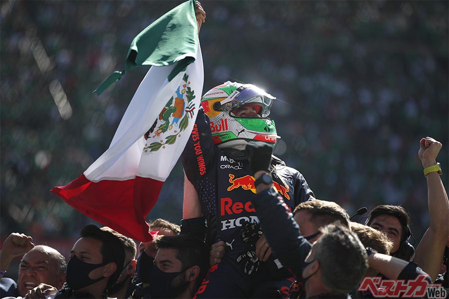2021年の母国レース・メキシコGPで表彰台に。サーキット全体が熱狂の渦に巻き込まれた