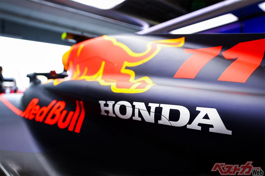 ペレス選手のマシンに施されたHondaロゴ ©︎Red Bull Content Pool