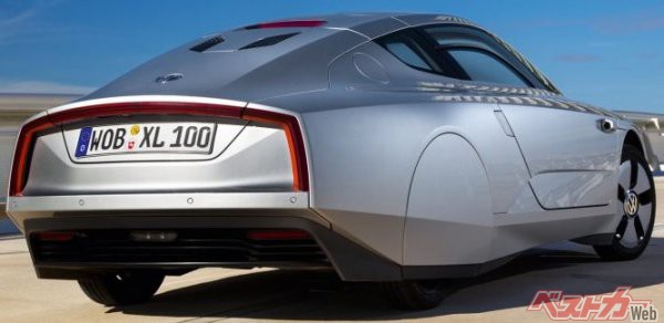 フォルクスワーゲン「XL1」。生産車としては史上最高の燃費100km/0.9Lを達成し、0-100km/h は 12.7 秒、トップスピードは 160km/h（電子リミッターが作動）になるという