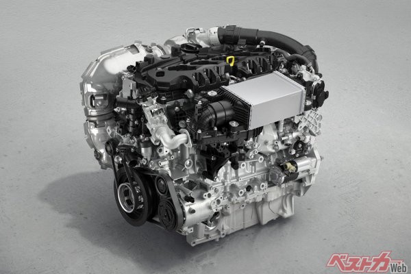 3.3L直列6気筒ターボディーゼルエンジン“SKYACTIV-D 3.3”。マツダが独自に開発したDCPCI（空間制御予混合燃焼）などを適用して、1.8Lディーゼルエンジン並みの排ガスと燃費を達成