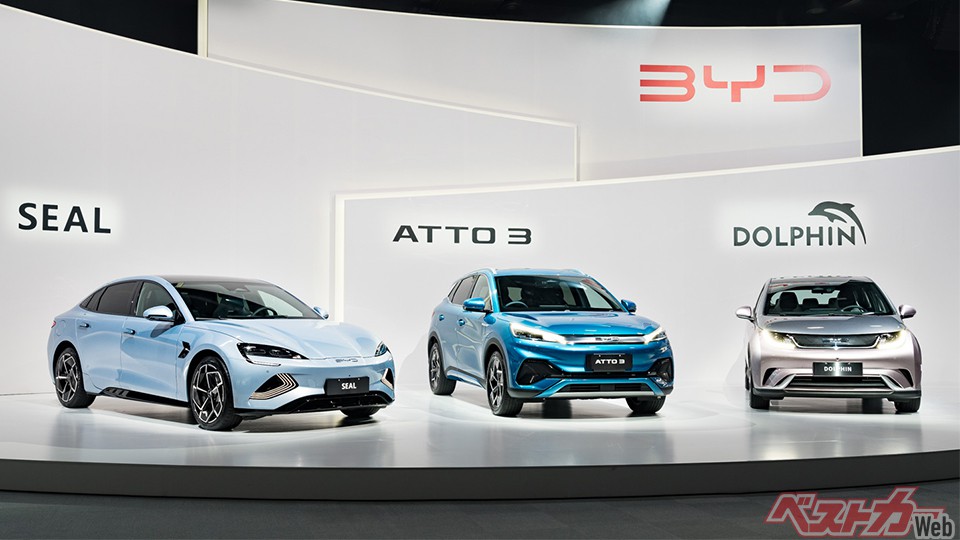 2022年7月21日、日本乗用車市場参入発表を行った会場では、今後日本に導入される3モデルがお披露目された。左からセダンの「SEAL」、SUVの「ATTO3」、コンパクトの「DOLPHIN」。各モデルの詳細は画像ギャラリーでお伝えしたい