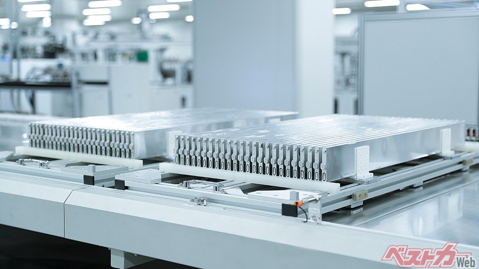 BYDの最新型リン酸鉄リチウムイオン電池、「ブレードバッテリー」。厳しいとされる釘刺し試験においても発火せず、表面温度もほぼ変わらないなど高い安全性を誇る。バッテリー保証は8年/15万km