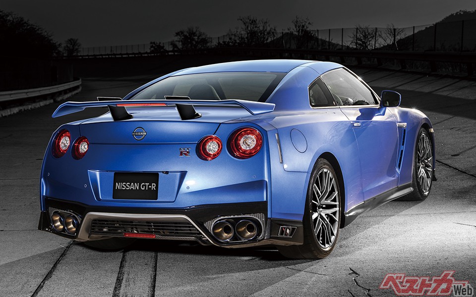 R35 GT-R 最終モデル。GTマシンを彷彿とさせるスワンネック型のリアウイングを装着(画像はベストカーによる予想CG)