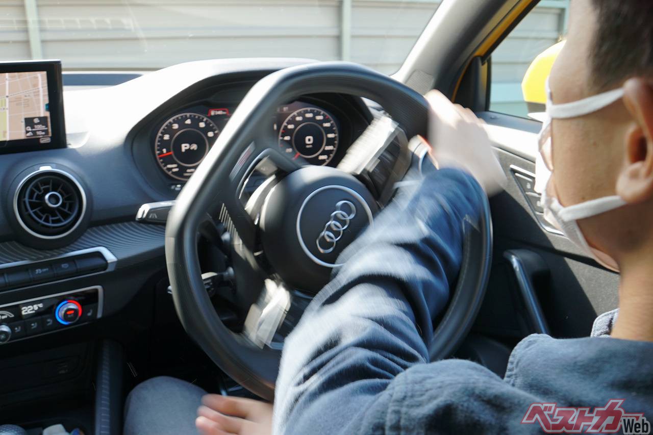 回せばいいってもんじゃない 友達にも彼女にもカッコよく見られるハンドルの回し方とは?