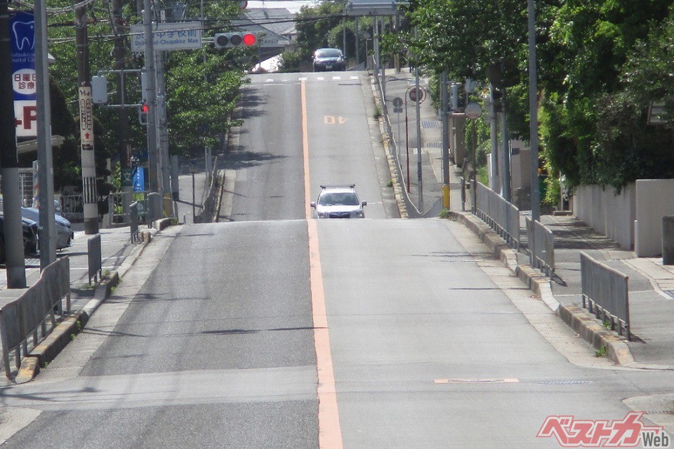 下りなのに登ってる!? 坂道は危険がいっぱい!! 意外と知らない坂道での走り方