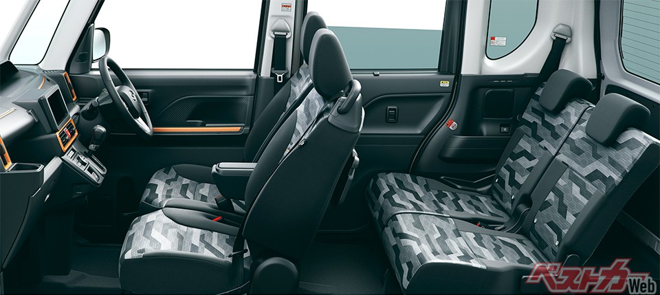 こちらはタントファンクロスの内装