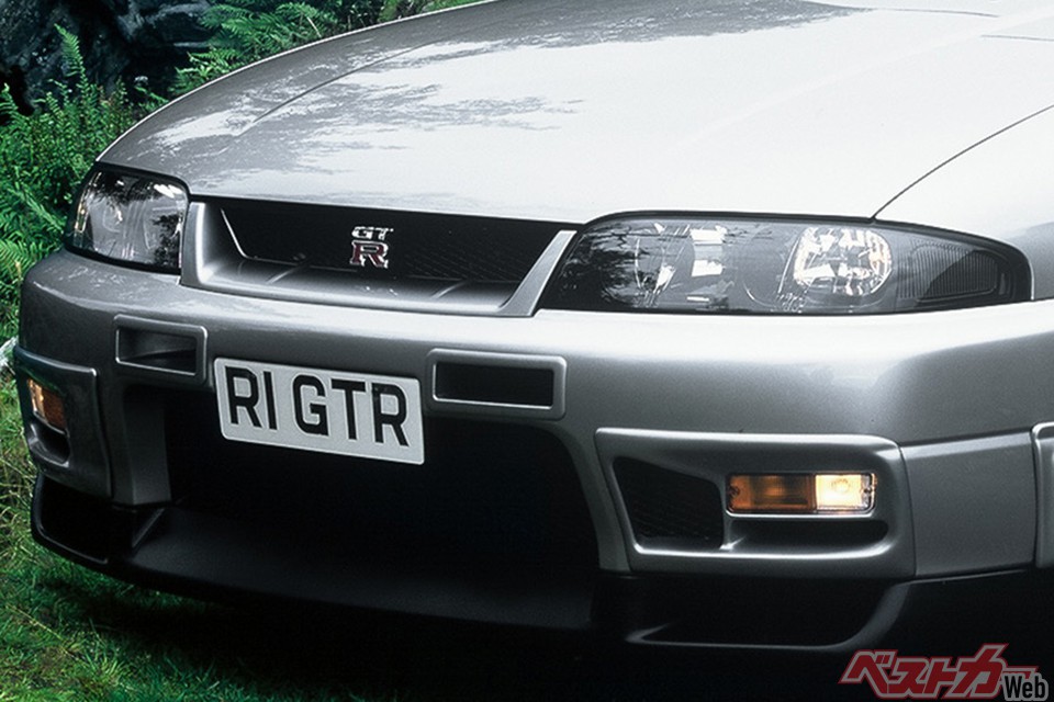 中古GT-R市場に異変！　不人気と言われたR33型スカイラインGT-RがR32の中古車平均価格を逆転！