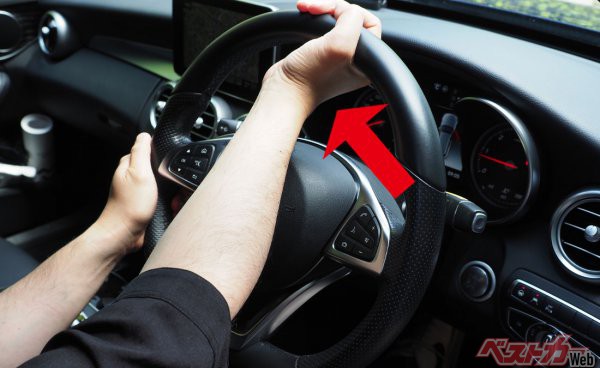 もう一回教習所に通え 残念ながらたまに見かける危険で違法なクルマ関連しぐさ 6選 自動車情報誌 ベストカー もう一回教習所に通え 残念ながらたまに見かける危険で違法なクルマ関連しぐさ 6選 自動車情報誌 ベストカー