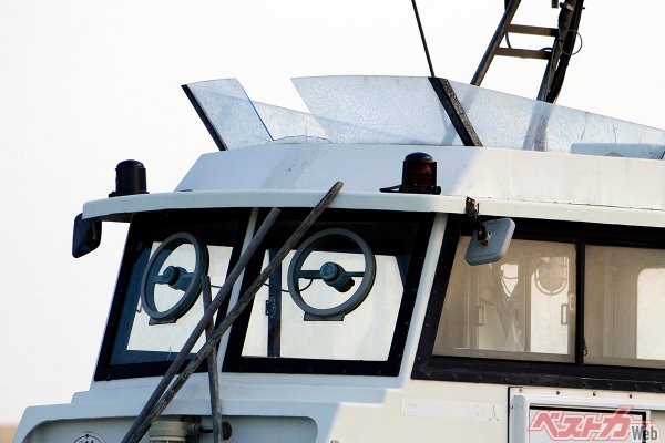 常時水しぶきを吹き付けられる船舶には旋回窓が必須!! 視界は良好となるが音やスペース、そしてデザイン的にクルマへの採用は厳しい(ふわしん@Adobestock)