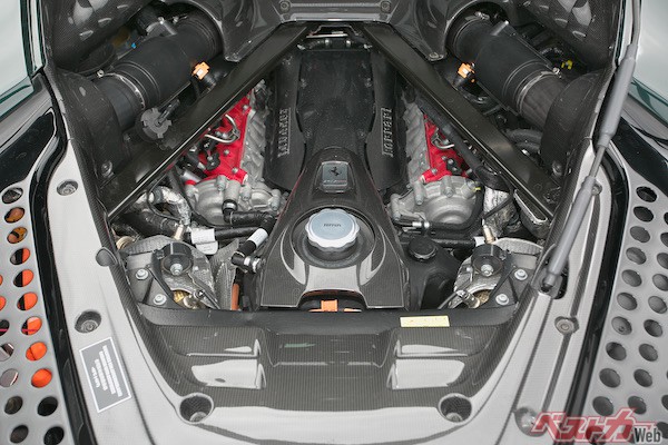 V8エンジン単体の最高出力は780ps。これに1基のリアモーターと、2基のフロントモーターを加えたシステム総合出力は1000ps!!