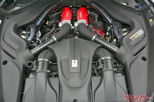 フロントミッドシップに収められた3.85L、V8ツインターボエンジン。最高主力620ps/5750～7500rpm、最大トルク760Nm/3000～5750rpmを発揮する