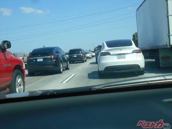 渋滞中のフリーウェイで左右に並んだテスラ車。南カリフォルニアでは「よくある光景」だ