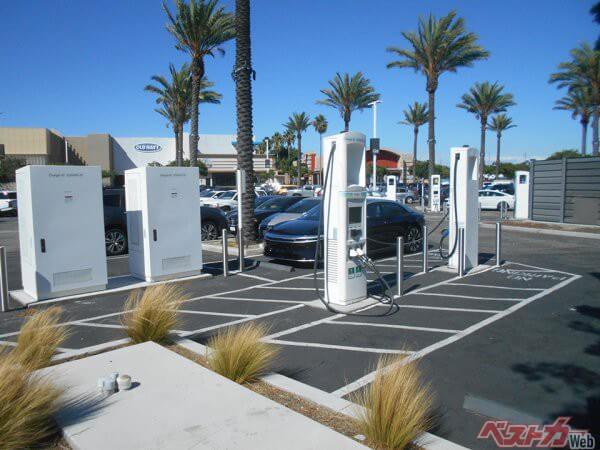 ショッピングモールの駐車場の一角には当たり前のように充電施設が用意されている