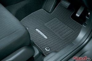 当たり前のように見積書に入るけど……マットやバイザーってホントにみんな付けるの？