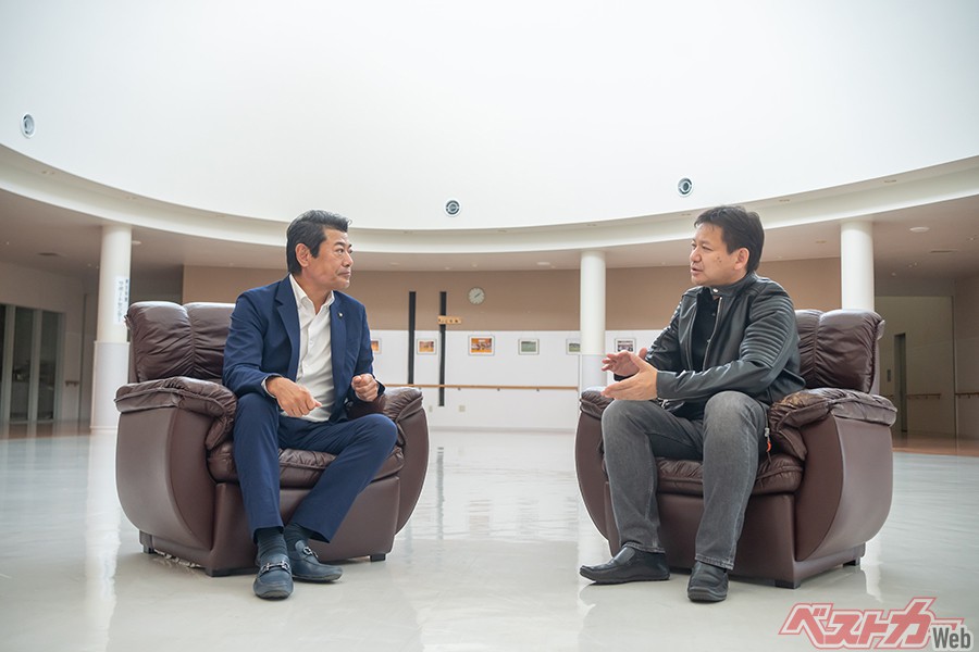 この11月から始まる「AIまちづくり」に向けた技術実証実験について話し合う神達市長(左)と安井(右)
