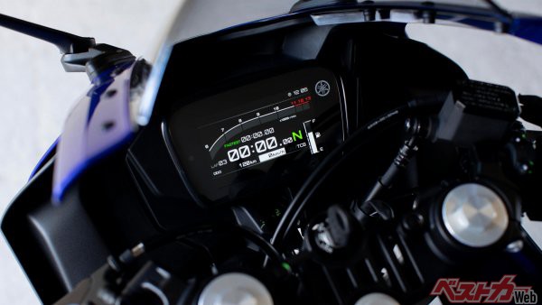 KTMのDUKE125などごく一部の125クラスのみ採用するカラー液晶メーターを導入。トラックモードではラップタイムを中央に大きく表示し、タコメーターは6000rpm以降のみ示す