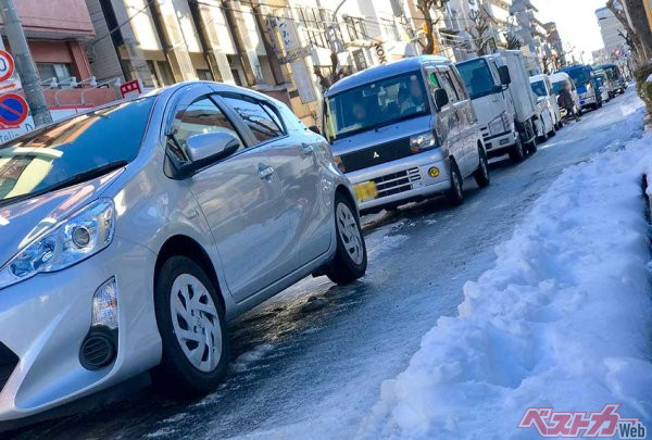 東京23区内。大雪から4日目の朝、ビル陰になる路面はツルツルのアイスバーンに磨き上げられていいました。スタッドレスタイヤでも慎重な運転が求められる路面です