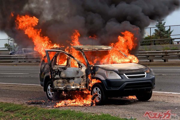 昨年（2021年）の一年間で3千件以上の車両火災が起きている（vladimir kondrachov＠Adobe Stock）