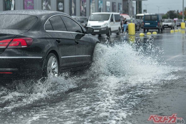 大雨などで浸水した道路を走行すると電気系をショートさせる危険がある（Aleksandr Lesik＠Adobe Stock）