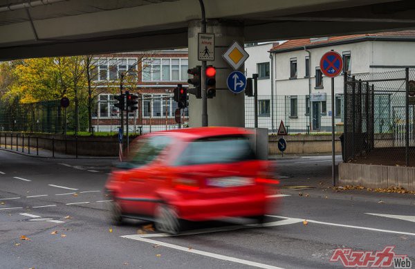 黄信号で止まろうとしなければ、交差点を通過する頃には赤信号となっている可能性も（PHOTO:Adobe Stock_Fotoschlick）