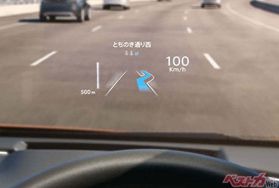 異論反論!?「ヘッドアップディスプレイ不要論」にもの申す! 視線移動が少なく安全性は高いので将来的にもすべてのクルマに装備すべき!