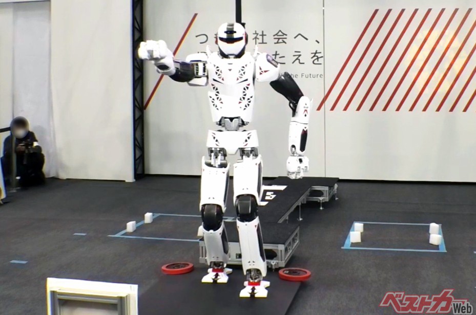 RHP Kaleido（カレイド）。身長は180cmとほぼ成人男性並。見た目からして頼りがいのあるロボットだ