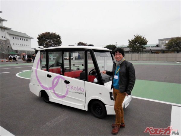 ホンダのCiKoMa／サイコマ。ゴルフカートのように見えるが（実際ベースはゴルフカートだが）、最先端技術が搭載された試験車
