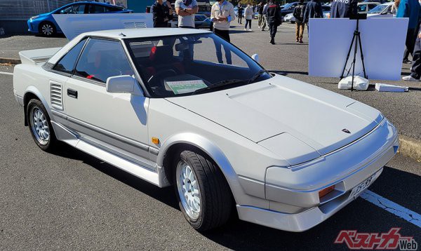 初代MR2（1984-1989年生産）は、日本の1980年代を代表するスポーツカーの一台。AW11、憧れたなあ…（遠い目）。そしてここまで美しいレストア車、見たことないです。乗りたい!!（KINTO「Vintage Club」では8時間25,000円～で借り出し可能）