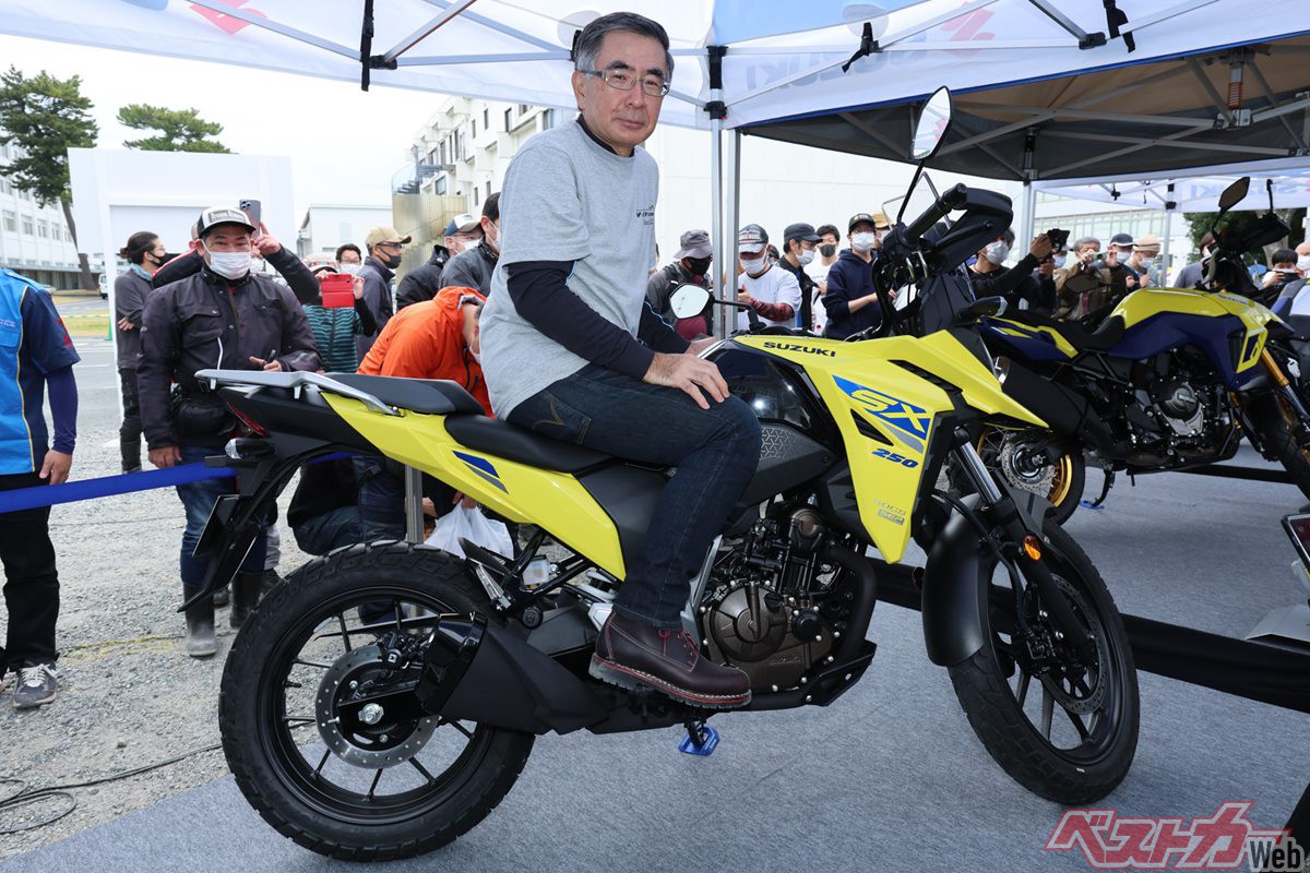 VストロームSXが2023年後半に日本発売! 油冷250cc単気筒の新オフロードはセローの座を奪う?