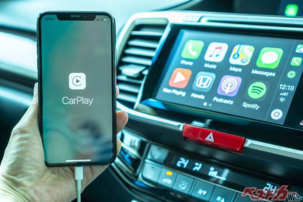GoogleのAndroid Autoと双璧を成すのがAppleのCarPlay。次世代CarPlayもすでに発表されている（Chinnapong＠AdobeStock）