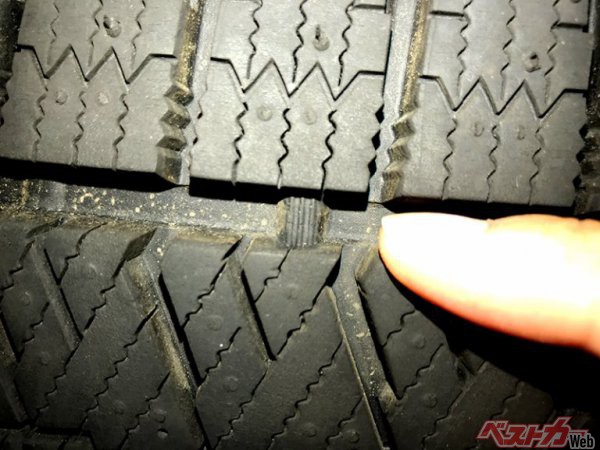 プラットフォームと呼ばれる残り溝が50％になった際にトレッド表面に現れるサインが出るまでは冬用タイヤとして使い、50％以下となったらそのまま夏まで使用して使い切って廃棄するのが、スタッドレスタイヤの正しい使い方