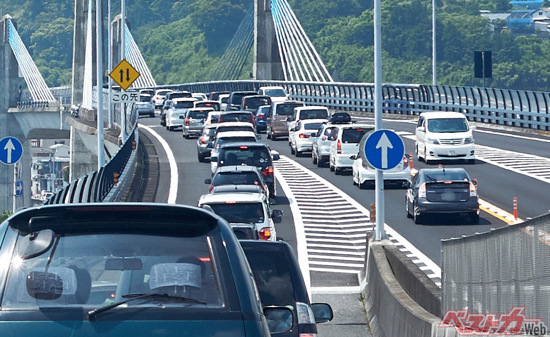 「なんで意地悪するんだ…」を減らして渋滞解消を!! ご存じですか「ジッパー合流」