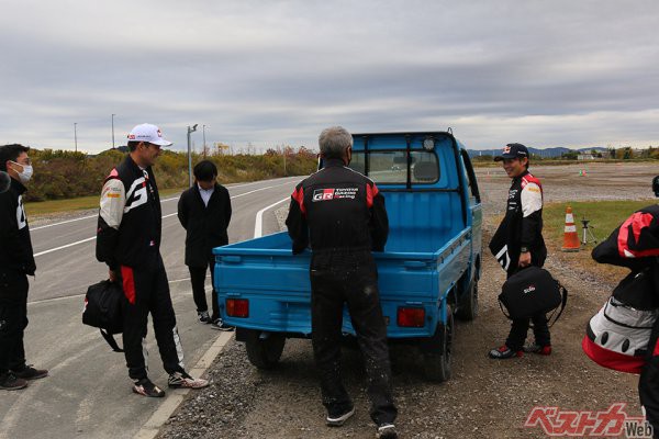 整備用の軽トラックが競技車両か!?と一瞬ざわつく。　WRCドライバーの乗る日本の軽トラ競争も見てみたい