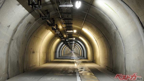 関越トンネルの避難抗（NEXCO東日本）