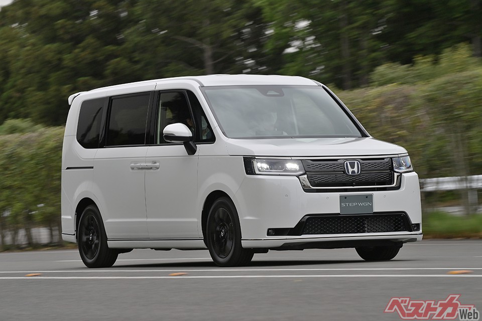 ホンダ ステップワゴン(299万8600~384万6700円)。「ちょっと大きいんだけど、やっぱりミリョク的な1台だね!!」(松田氏)