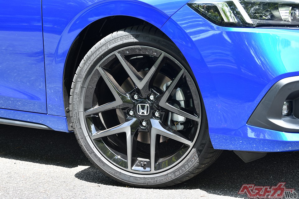 タイプRではない普通のシビックでは、1.5LターボモデルはグッドイヤーイーグルF1がOEタイヤとして装着されるのに対し、e:HEVモデルのタイヤはミシュランパイロットスポーツ4を履く。サイズはどちらも235/40R18で同じだ。ちなみにe:HEVは100kg車重が重い