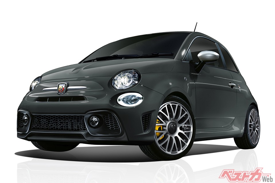 アバルト 595。ロードスターもこちらもキビキビとした走りが信条のライトウェイトモデル。スラッとした印象のロードスターと、サウンドも走りもちょっと武骨なアバルトといった感じだ。どちらも生活に刺激を与えてくれること間違いなしだ