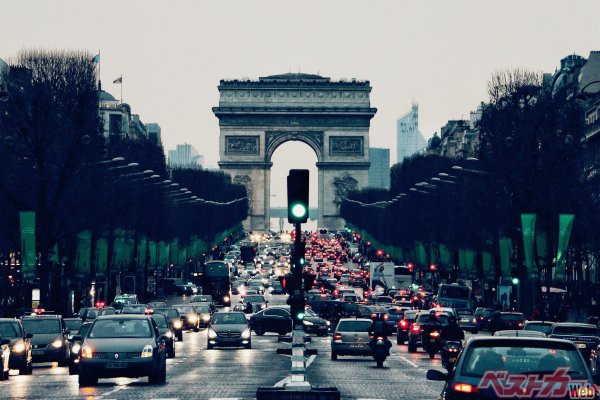 欧州でゼロエミッション車の販売が伸びているものの、エネルギーの価格高騰も深刻化。拙速な規制強化で動力を限定していくことは、自らの首を絞めかねないだろう