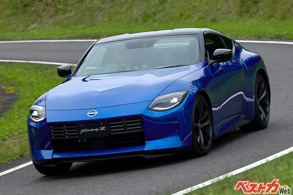 日産 フェアレディZ。スープラもZも2シーターなので趣味性は高くなるが、速く走るだけが目的ではない中高年にもお薦めできる落ち着き感も持ち合わせている