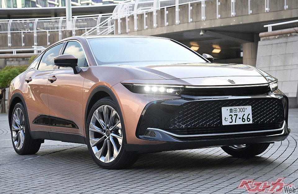 フロントには堂々と、クラウンのシンボルである王冠の立体エンブレムが備わる。「らしさ」がにじみ出る