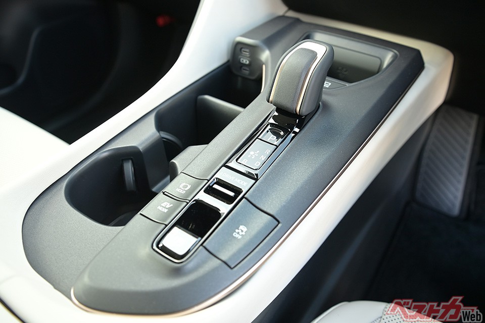 シフトレバーには電動で制御するエレクトロシフトマチックを採用。小気味よくシフトできるとともに握った時のフィット感もいい