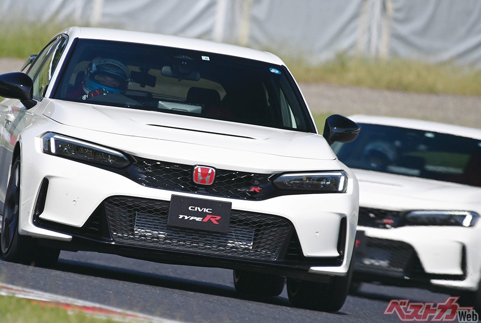 空気抵抗低減と強力なダウンフォースを得るためデザインされたフロント周り。エンジンルームの熱抜きダクトも標準装備されている